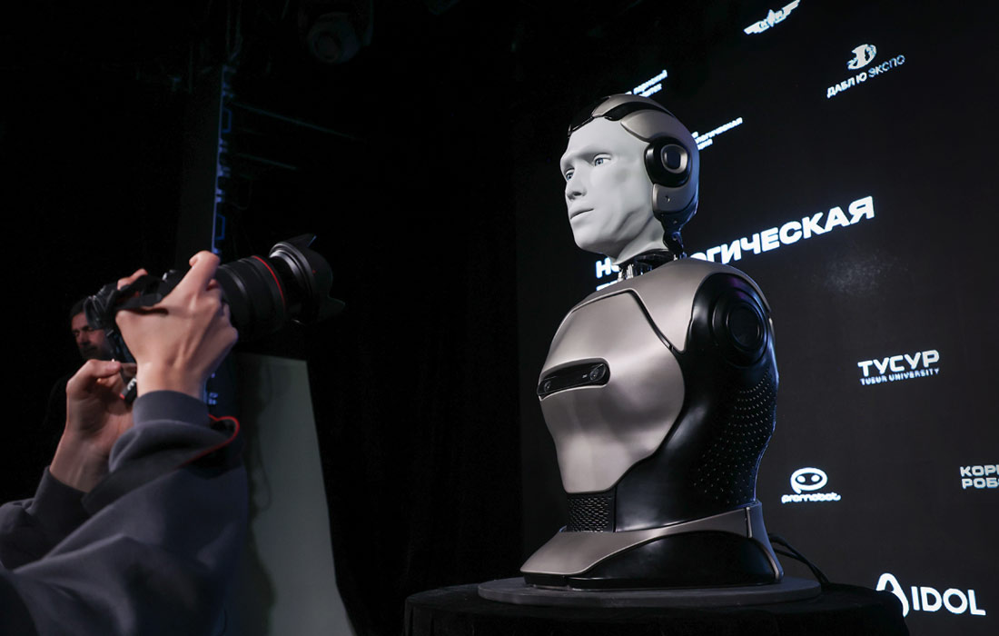 Презентация антропоморфного робота с искусственным интеллектом Aidol в Москве