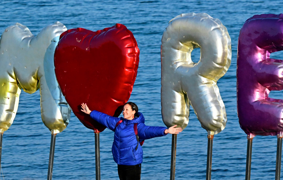 Женщина на берегу бухты Соболь во Владивостоке