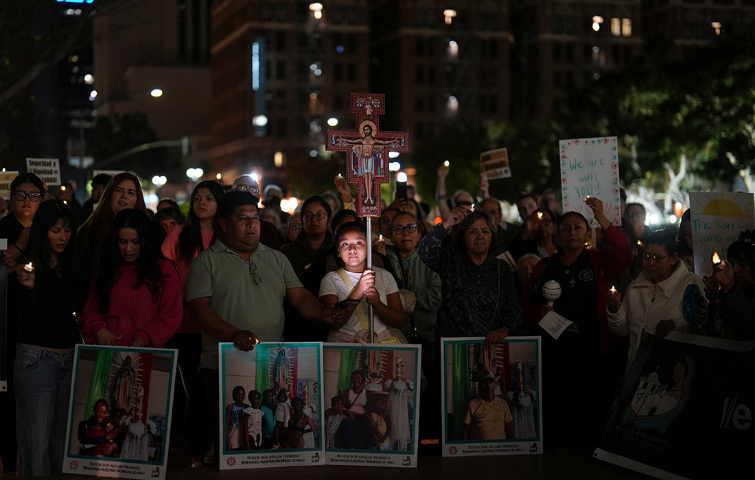 Шествие у здания федерального суда в Сан-Диего, где, по мнению протестующих, федеральные власти держат иммигрантов в подвале
