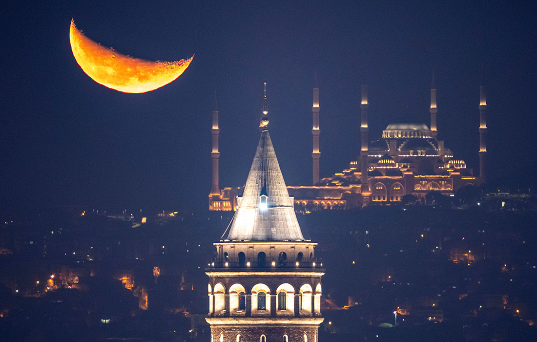 Полумесяц над Галатской башней в Стамбуле