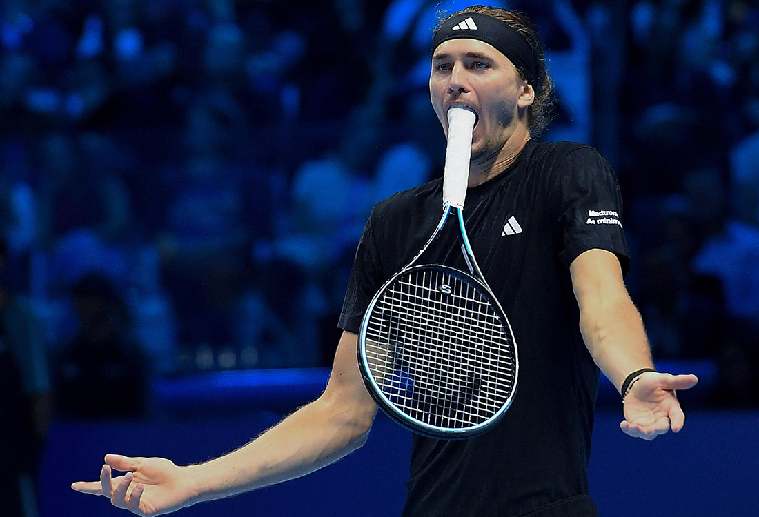 Немецкий теннисист Александр Зверев в матче группового этапа Итогового турнира ATP в Италии