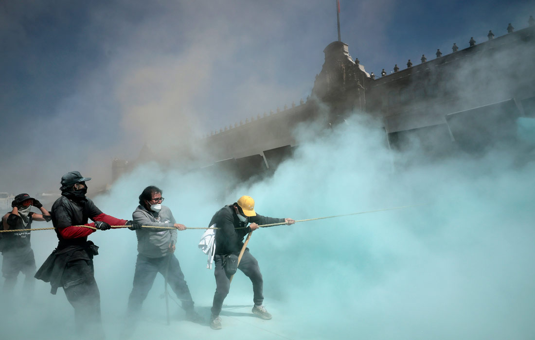 В Мехико в ходе многотысячной антиправительственной акции протеста пострадали по меньшей мере 120 человек, большинство из которых - полицейские