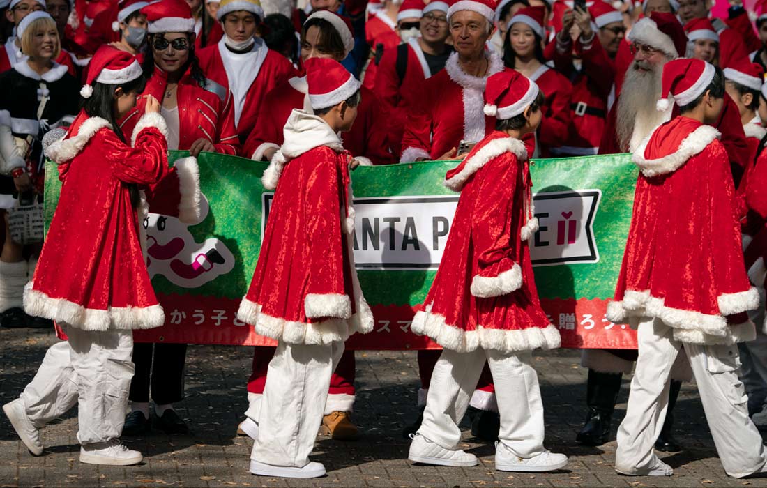 Парад Санта-Клаусов в Токио