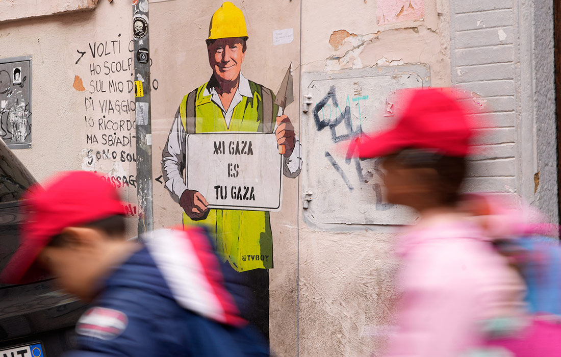 Граффити с изображением Дональда Трампа в образе строителя в Риме