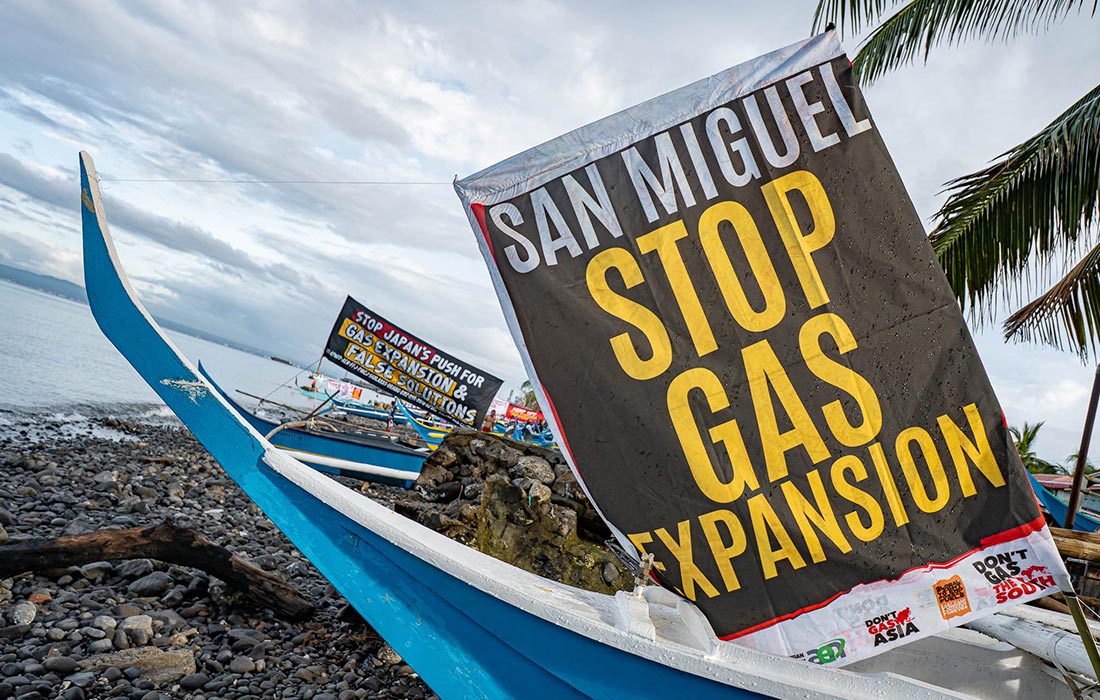 Акция против использования ископаемого топлива в портовом городе Батангас на Филиппинах