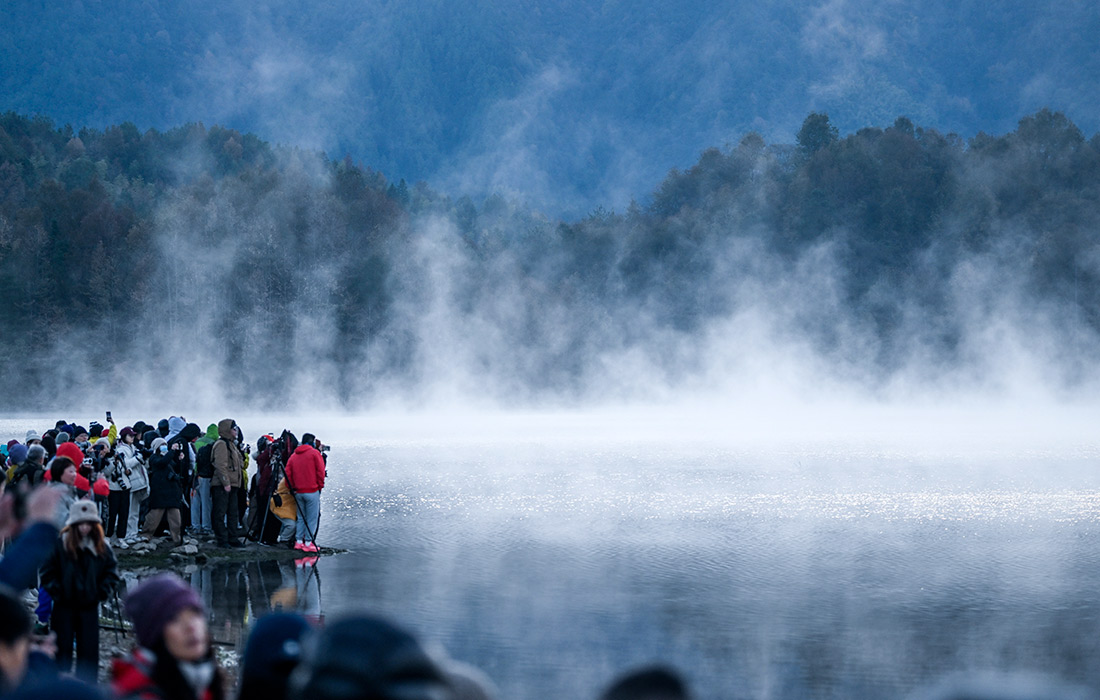 Утренний туман у озера Цишу в китайской провинции Аньхой