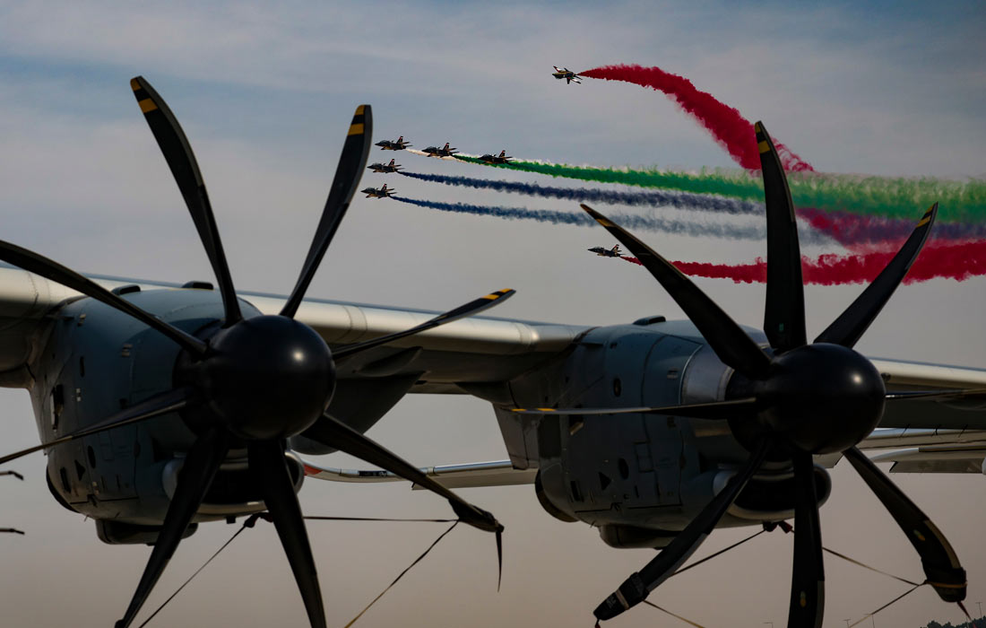 Выступление пилотажной группы Военно-воздушных сил ОАЭ "Аль-Фурсан"