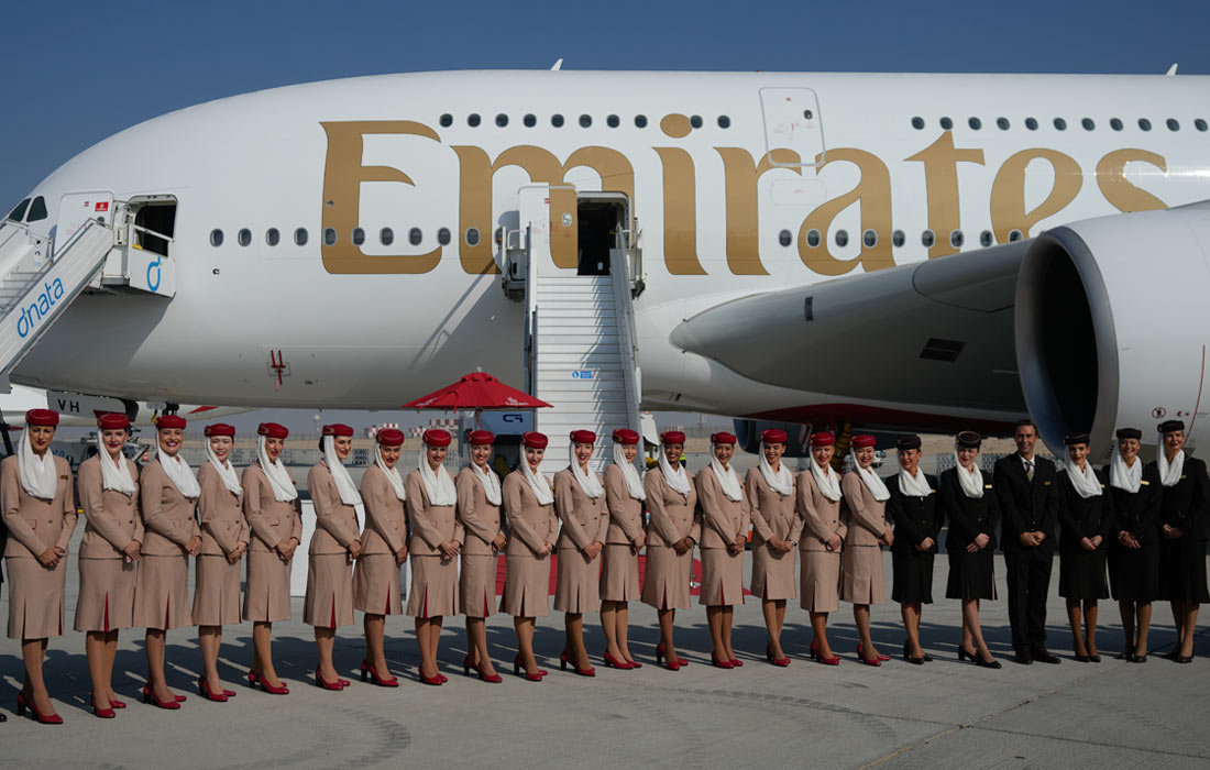 Стюардессы и пилоты авиакомпании Emirates Airlines во время фотосессии