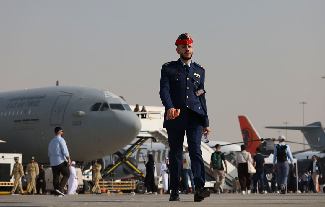 Посетители международной аэрокосмической выставки