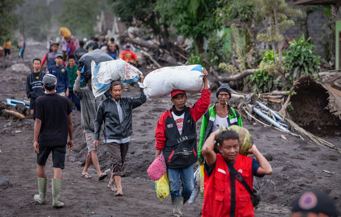 В Индонезии объявлен максимальный уровень опасности из-за извержения вулкана Семеру