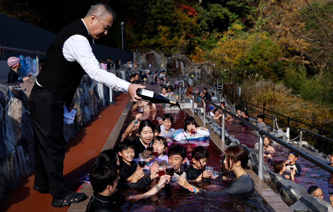 Праздник молодого вина "Божоле нуво" на японском термальном курорте Хаконе