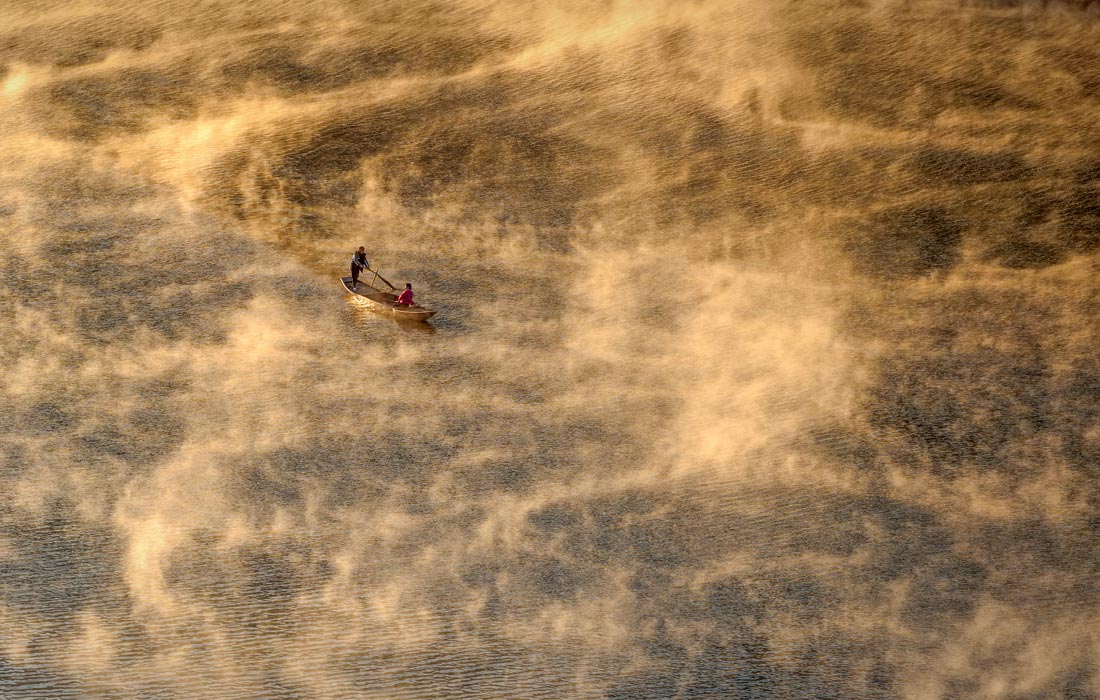 Утренний туман над рекой в Хуаншане, Китай