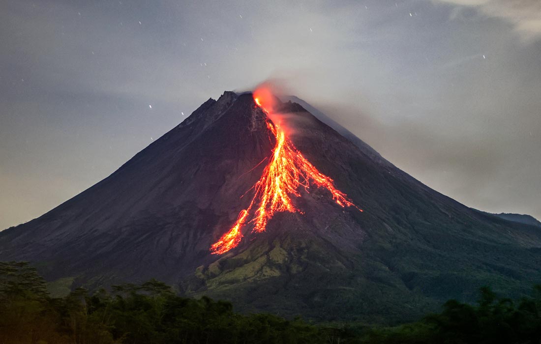 Извержение вулкана Мерапи в Индонезии
