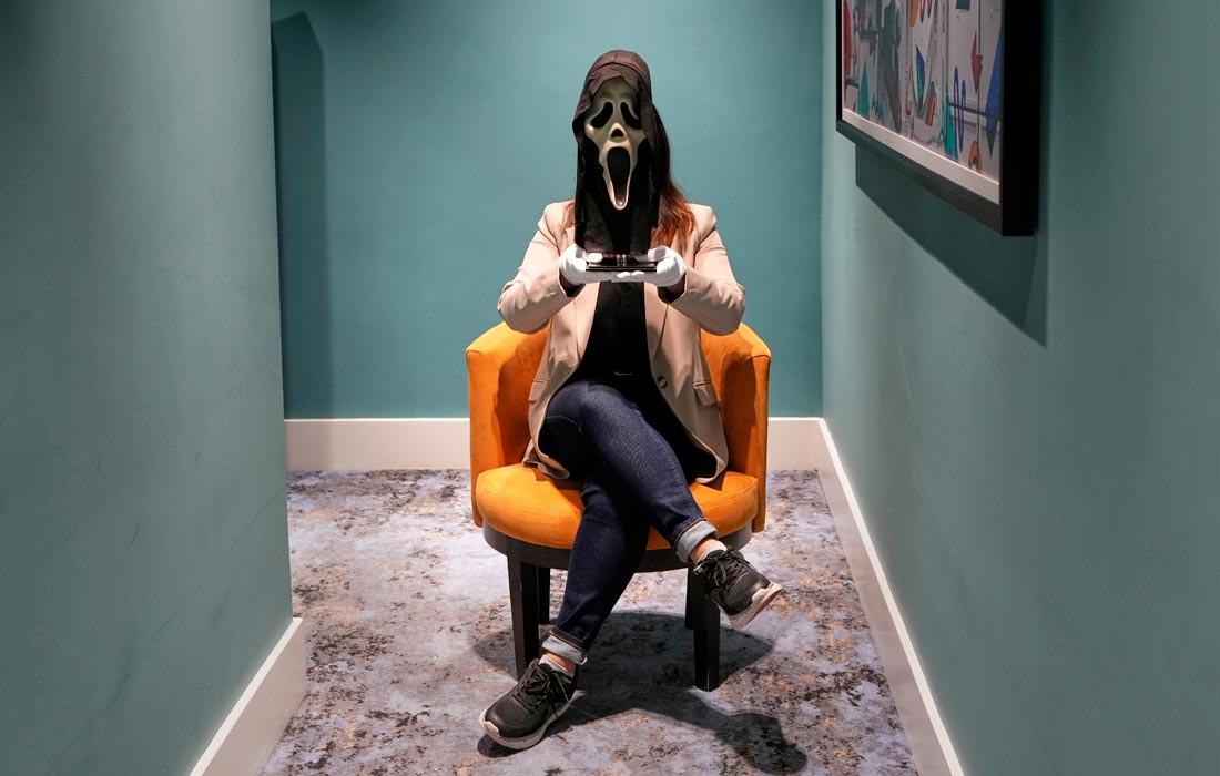 Маска из фильма ужасов "Крик" во время пресс-показа лотов зимнего аукциона по продаже коллекционных предметов из кино и телевидения Propstore в Лондоне