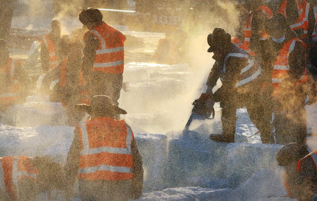 В Харбине на северо-востоке Китая началась подготовка к ежегодному международному фестивалю снежных и ледяных скульптур