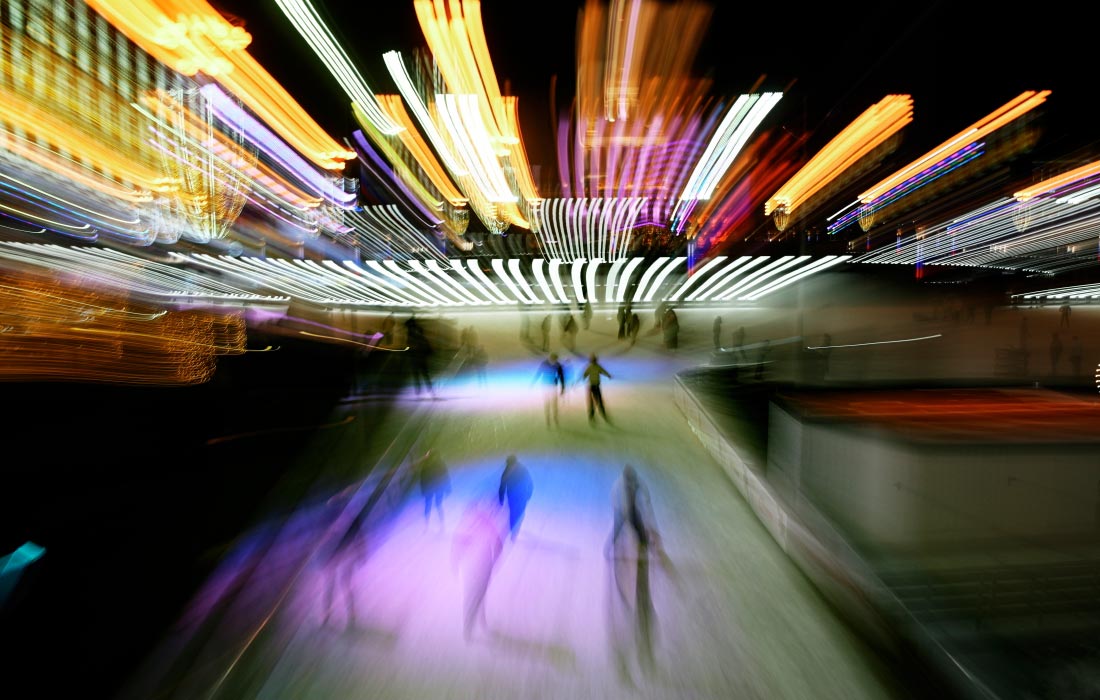 Посетители на катке ВДНХ в Москве