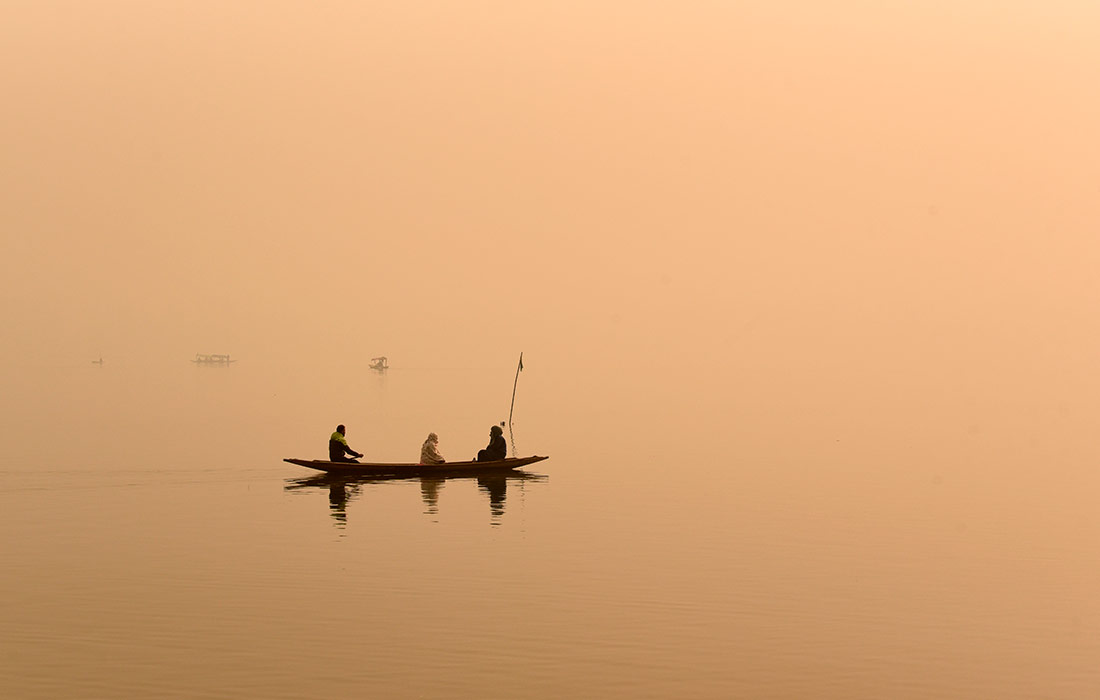 Туманное утро в индийском Сринагаре