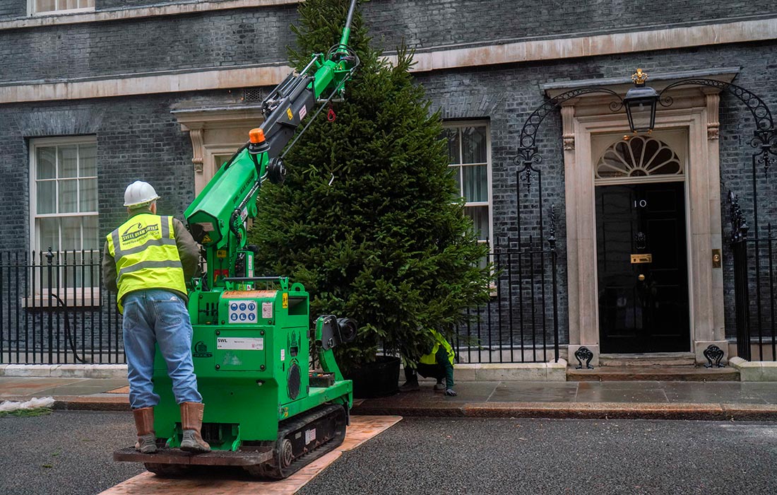 Установка рождественской ели на Даунинг-стрит, 10 в Лондоне