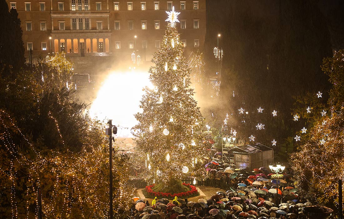 В Афинах зажгли главную рождественскую елку