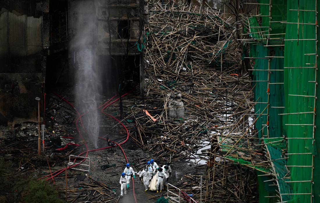 Поисковые группы на месте пожара в жилом комплексе в Гонконге