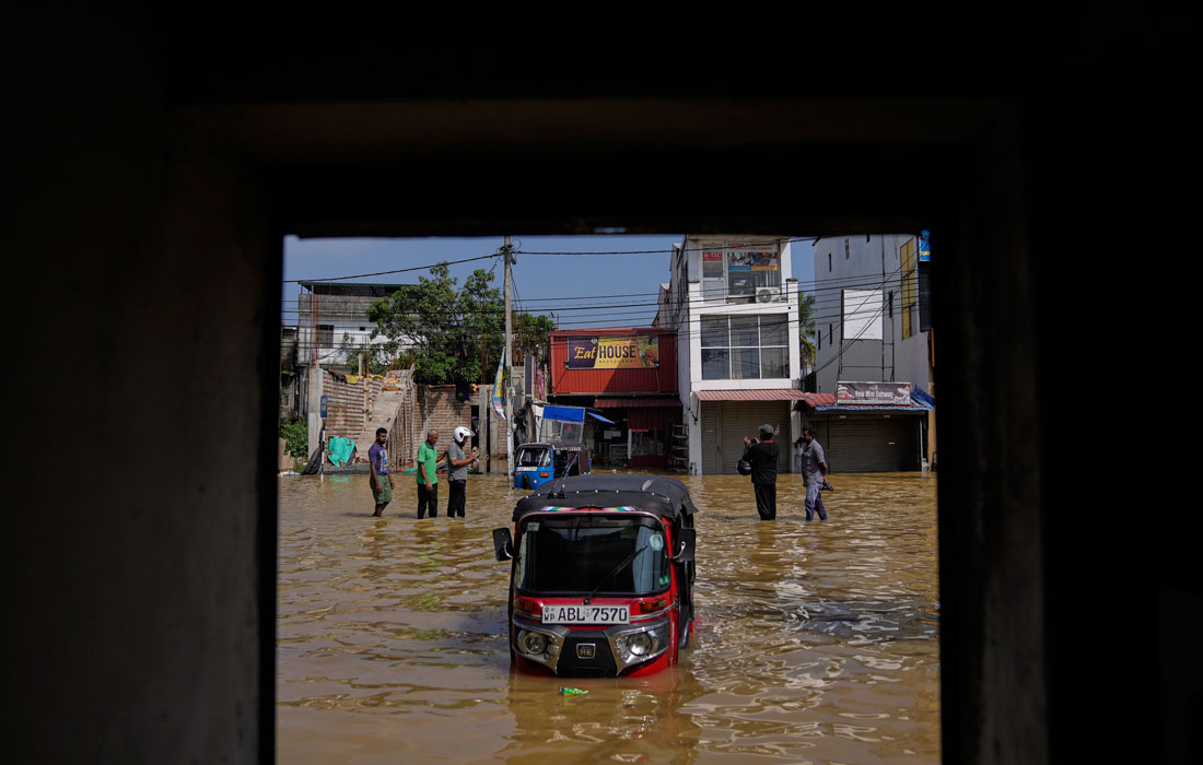 Не менее 56 человек погибли на Шри-Ланке из-за циклона "Дитва"
