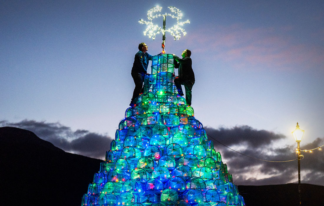 Рождественская ель из ловушек для ловли крабов и креветок установлена в шотландском Аллапуле