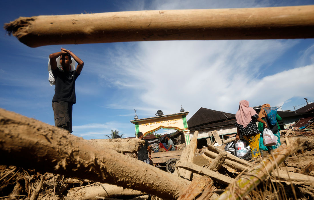 Наводнение на острове Суматра в Индонезии унесло жизни более 600 человек