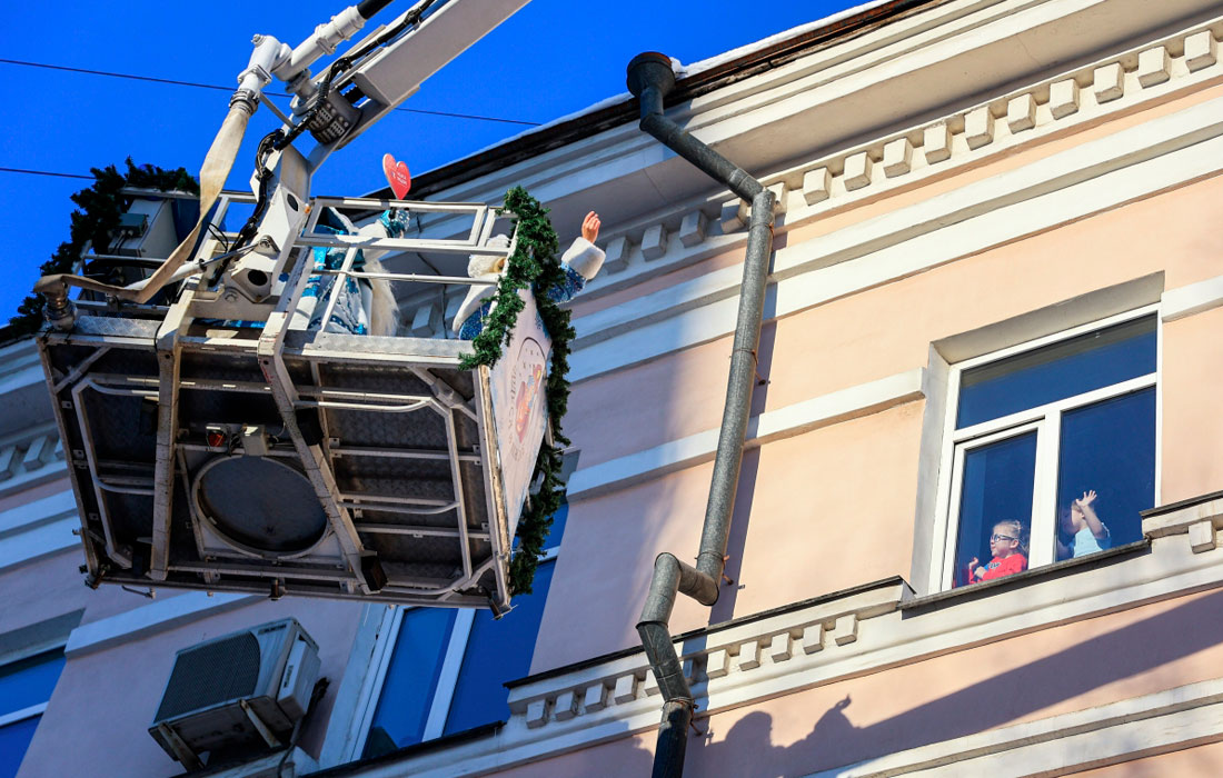 Дед Мороз и Снегурочка навестили детей, проходящих лечение в детской клинической больнице Иркутска