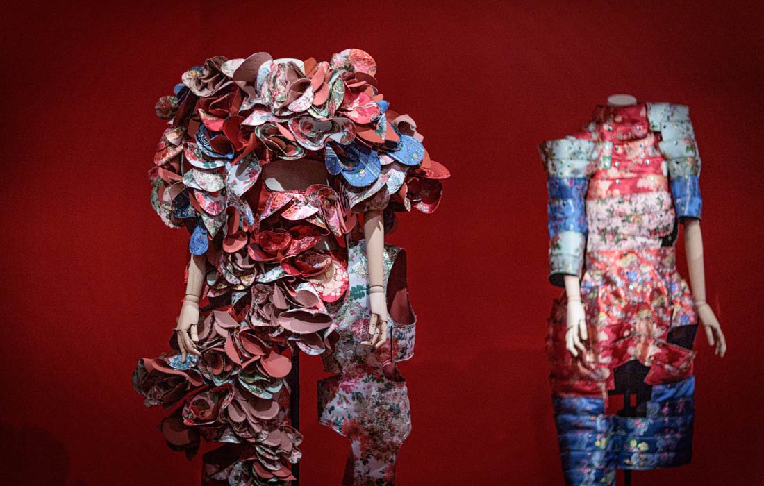 Выставка дизайнеров Вивьен Вествуд и Рей Кавакубо в Национальной галерее Виктории в Мельбурне