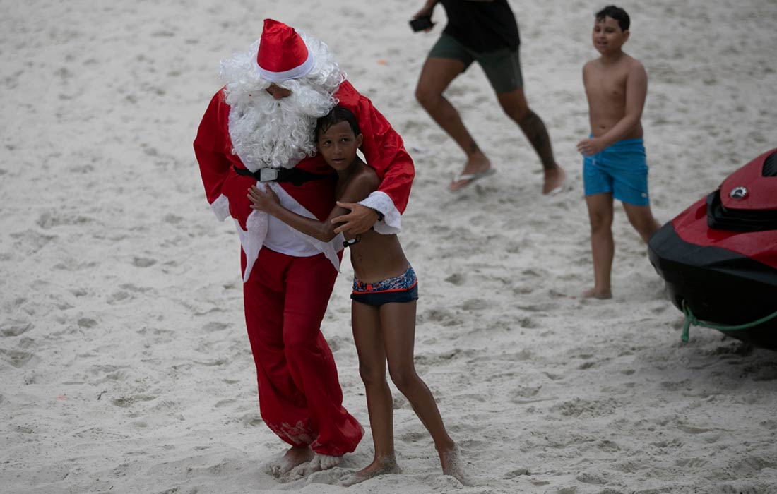 Санта-Клаус на пляже Копакабана в Рио-Де-Жанейро