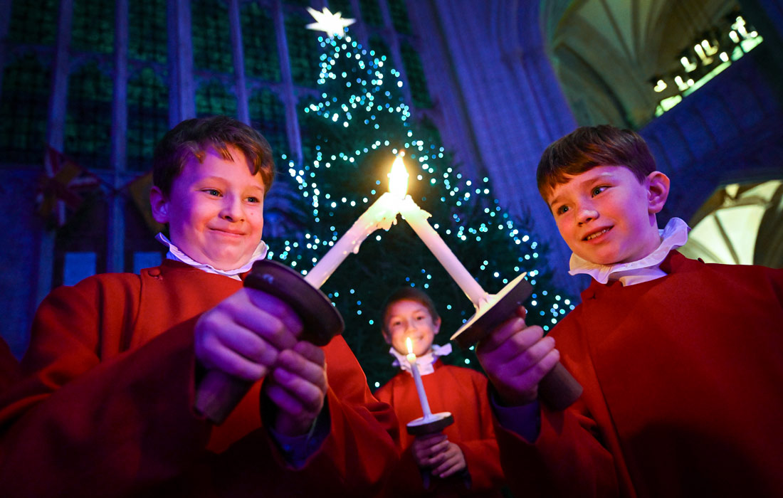 Юные хористы во время зажжения рождественской ели в Винчестерском кафедральном соборе