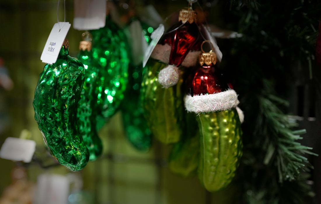 Продажа елочных игрушек в Антверпене, Бельгия