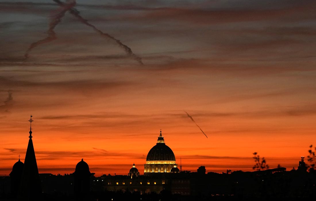 Рассвет над собором Святого Петра в Ватикане