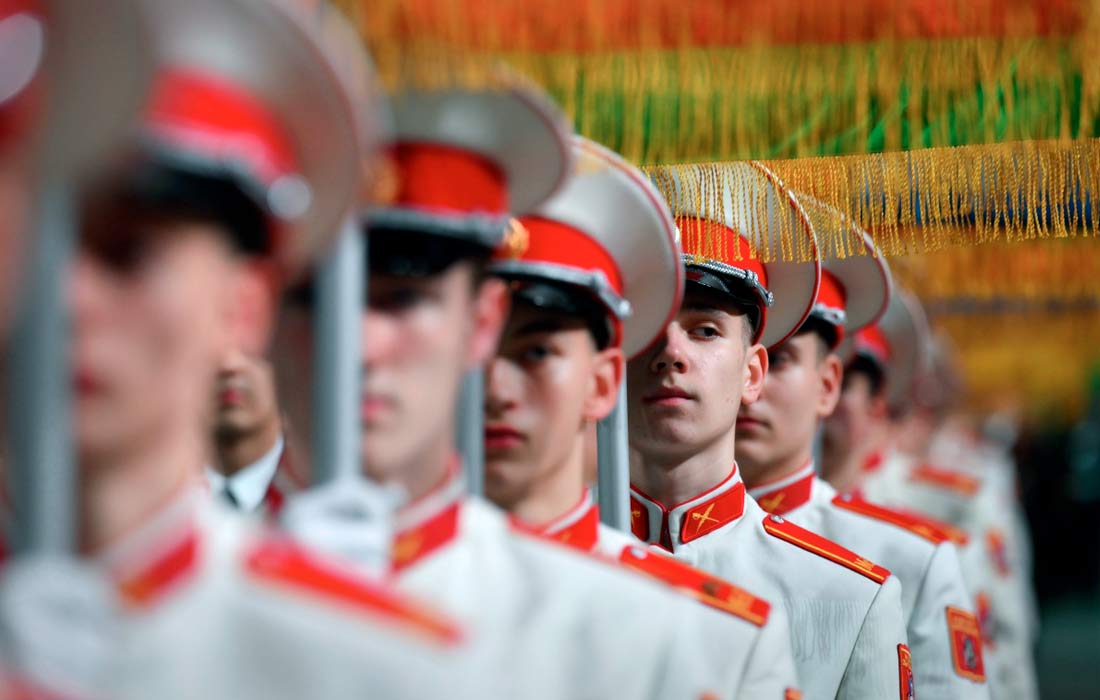 Участники кремлевского благотворительного кадетского бала в Москве