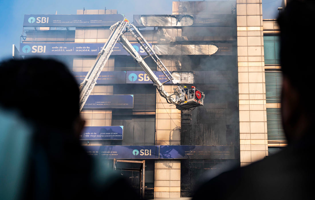 Тушение пожара в филиале Госбанка Индии в городе Гувахати