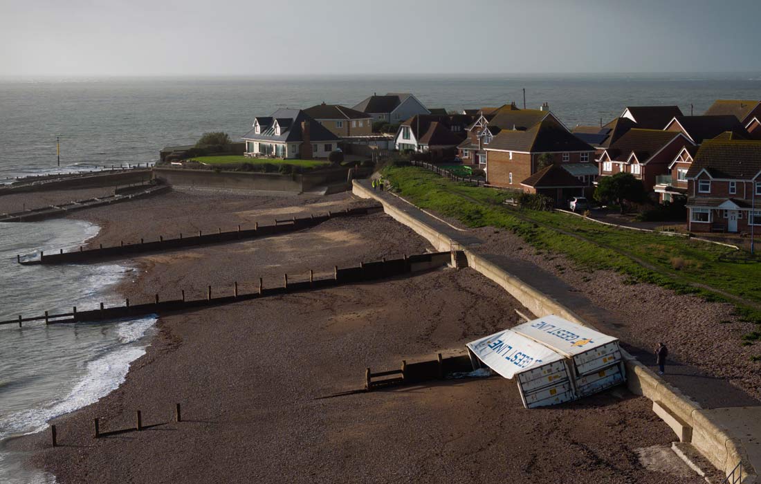 Упавшие с грузового судна контейнеры с бананами и другими фруктами были выброшены на берег в районе Селси, Великобритании