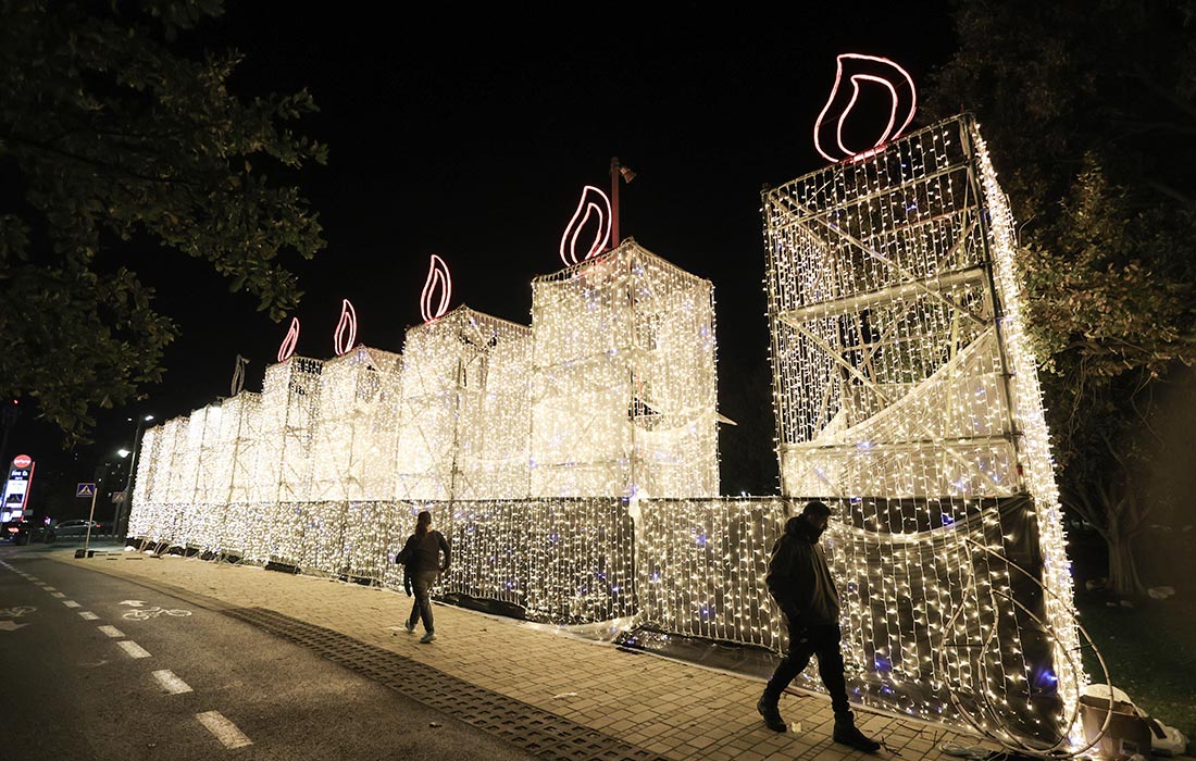 Инсталляция в форме меноры появилась в Иерусалиме в преддверии Хануки