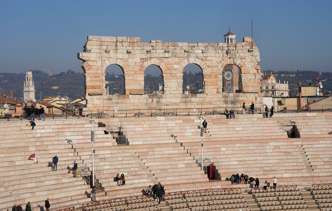 Древнеримский амфитеатр "Арена ди Верона" в Италии, на котором пройдет церемонии закрытия зимних Олимпийских игр 2026 года