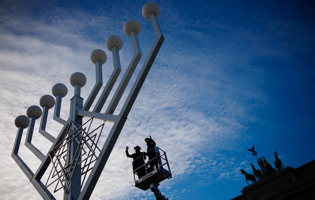 В Берлине по традиции установили Ханукальную менору перед Бранденбургскими воротами