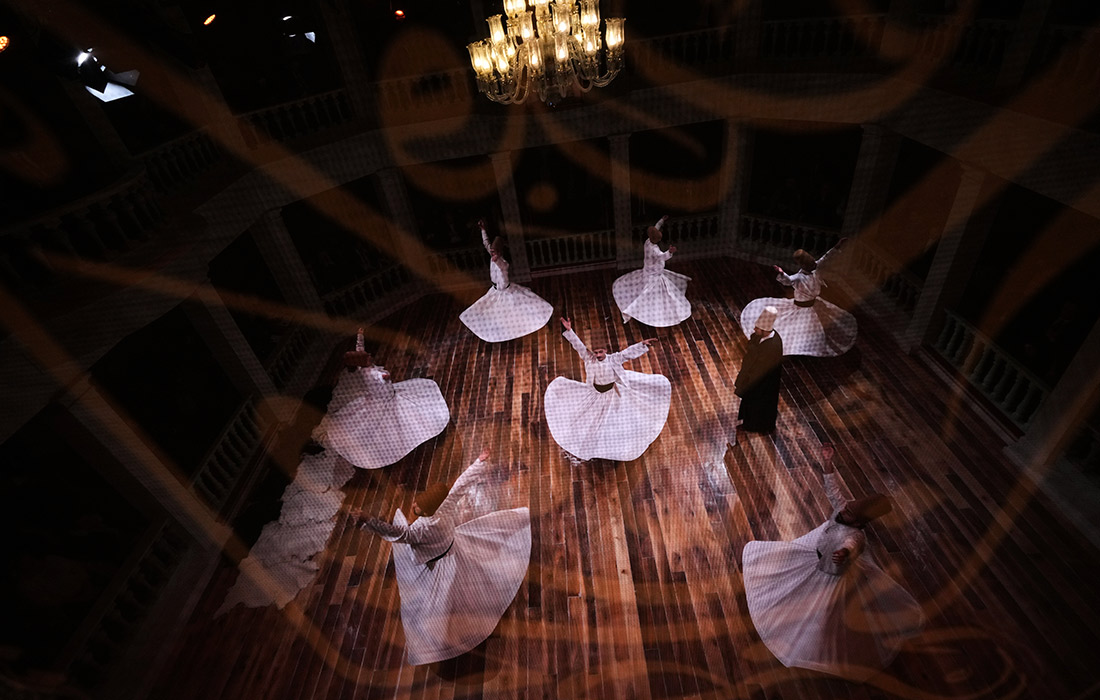 Выступление дервишей на церемонии "Себ-и Арус" в Стамбуле