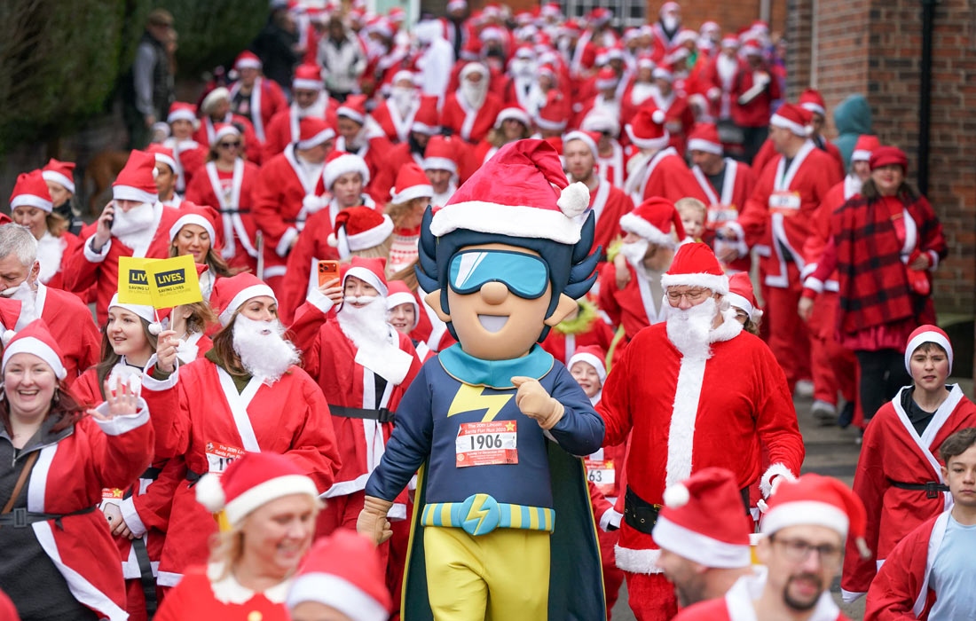 Забег Санта-Клаусов в британском Линкольне