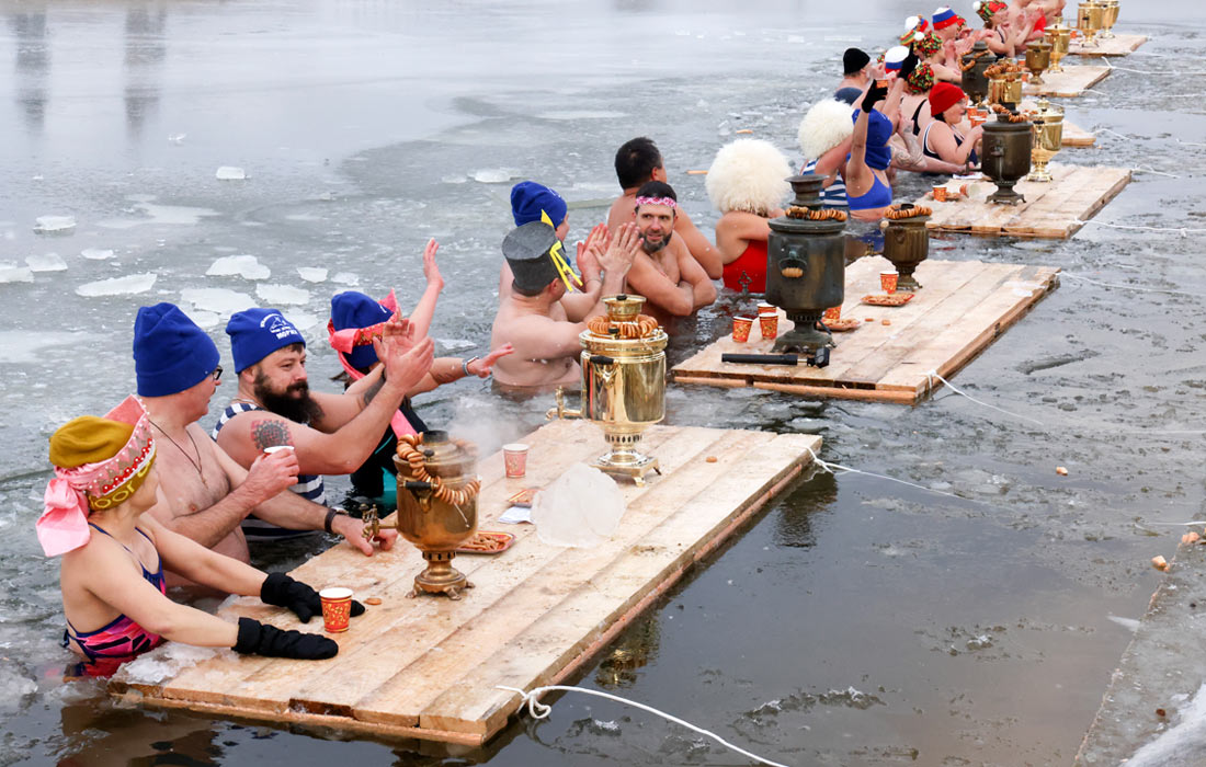 Купальщики во время установления рекорда России по самому массовому чаепитию в проруби в Малоярославце