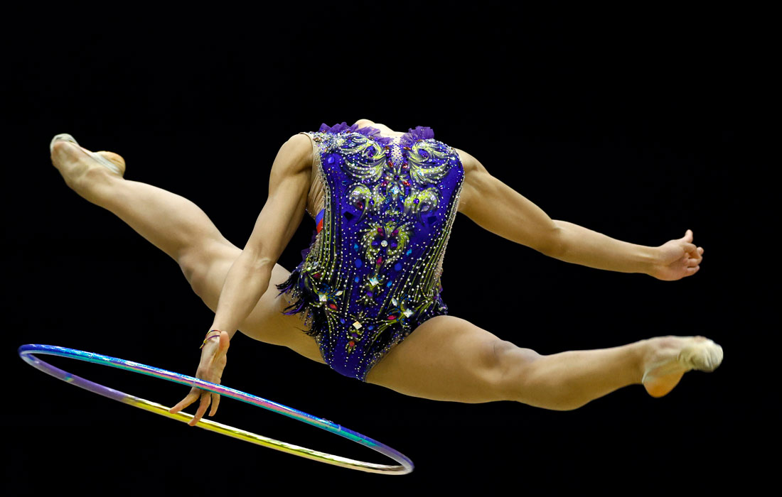 Участница соревнований по гимнастике на 33-х Играх Юго-Восточной Азии в провинции Патумтхани, Таиланд