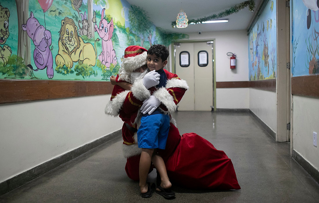 Санта-Клаус поздравил пациентов больницы с наступающим Рождеством в Рио-де-Жанейро