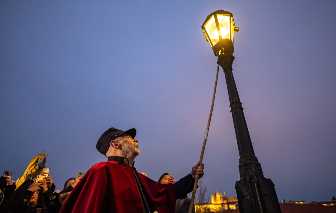 Традиционное зажжение фонарей на Карловом мосту в Праге в преддверии Рождества