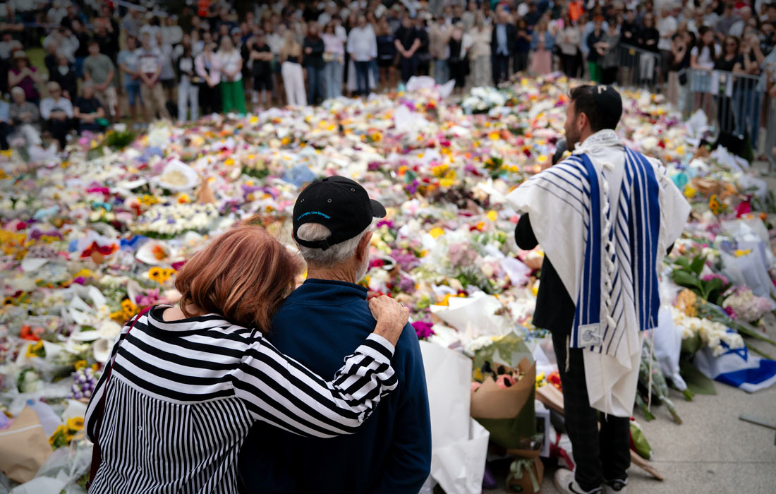 Стихийный мемориал в память о жертвах теракта в районе пляжа Бонди в Сиднее