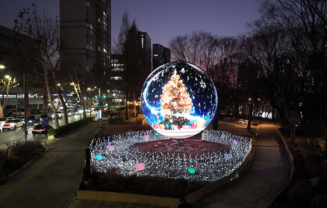 Рождественская медиа-инсталляция "Сфера" у озера Сокчхон в Сеуле
