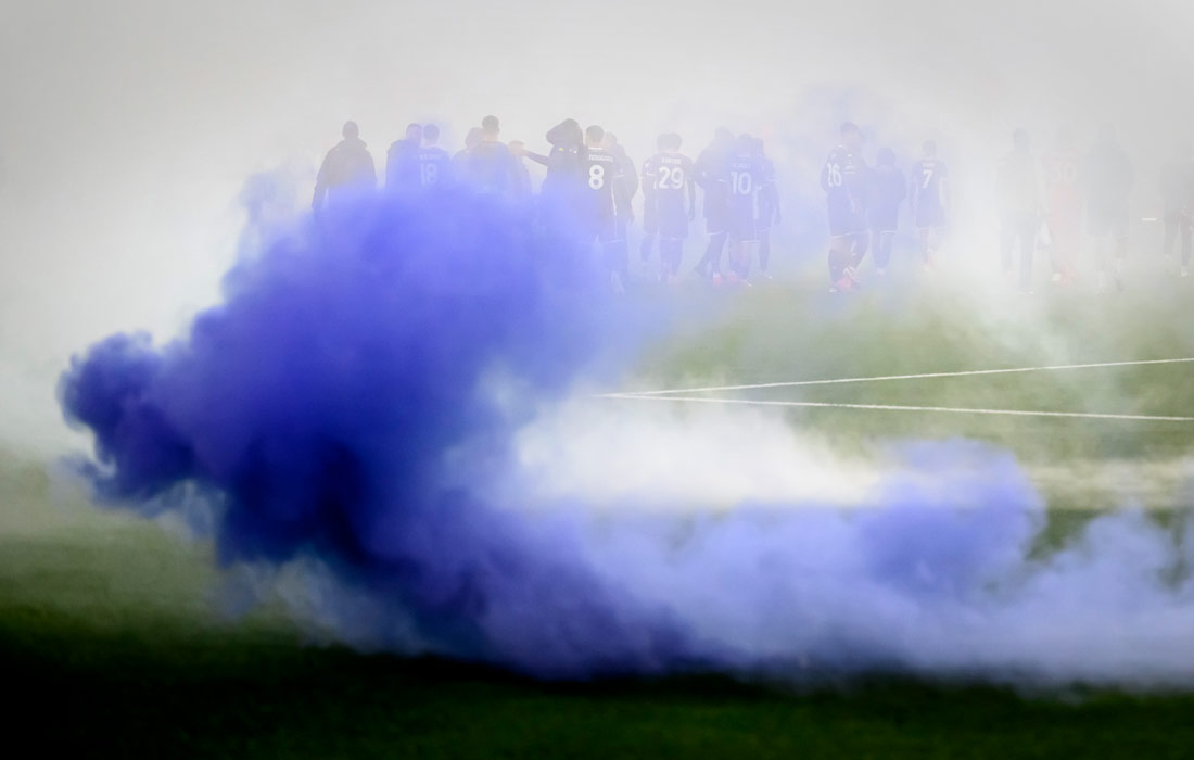 Игроки "Фиорентины" покидают поле после поражения в матче Лиги конференций УЕФА в Лозанне, Швейцария
