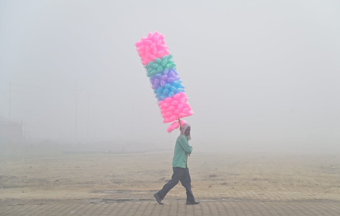 Туманное зимнее утро в Прайяградже, Индия