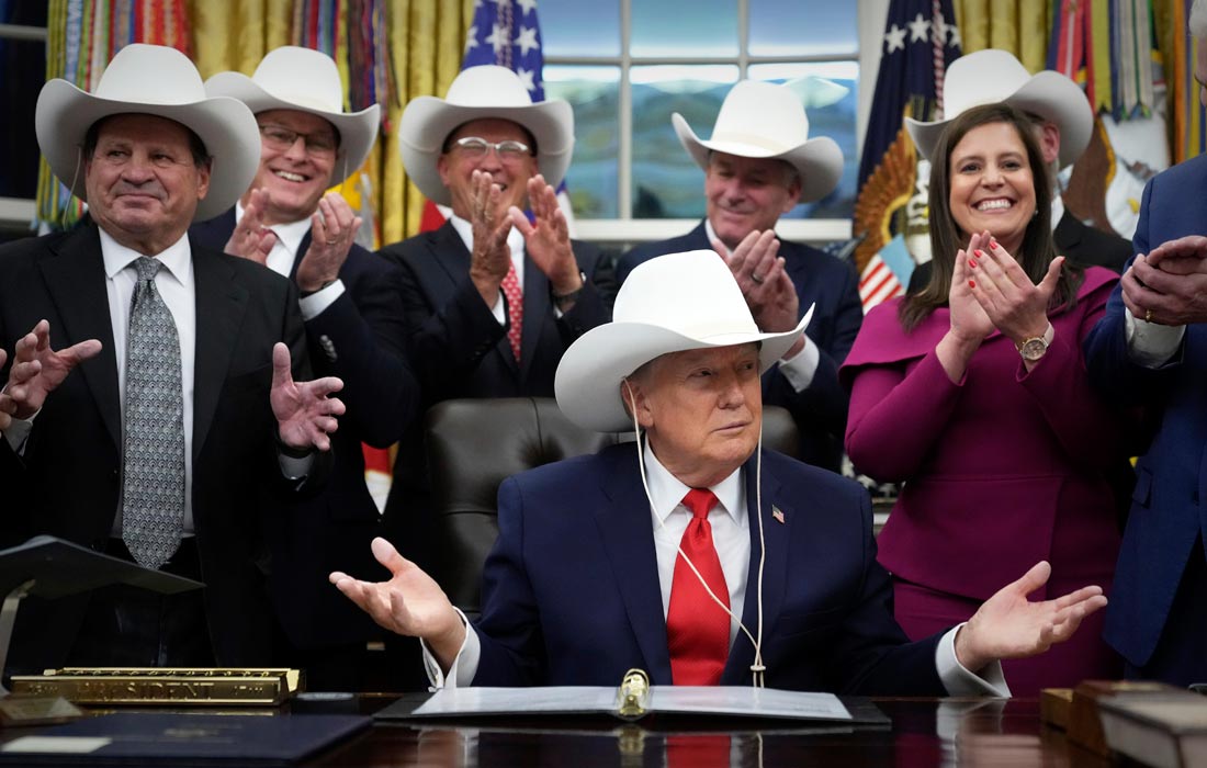 Президент США Дональд Трамп во время встречи с хоккейной командой 80-х годов в Белом доме